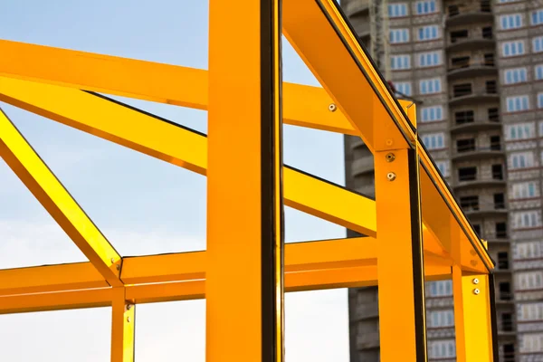 Orangefarbener Stahlrahmen eines im Bau befindlichen Geschäftshauses. — Stockfoto