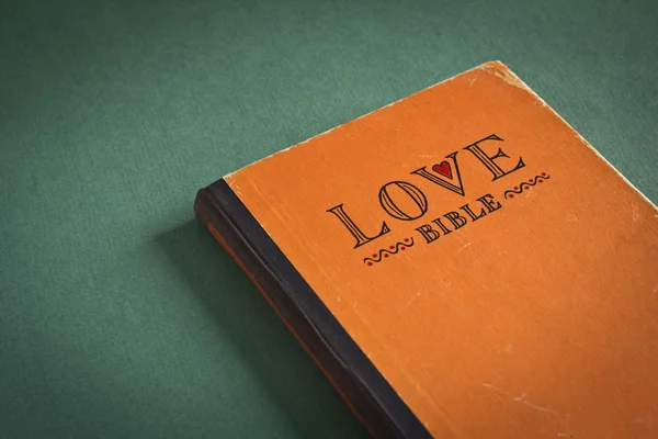 Bíblia de amor vintage com mandamentos de amor — Fotografia de Stock