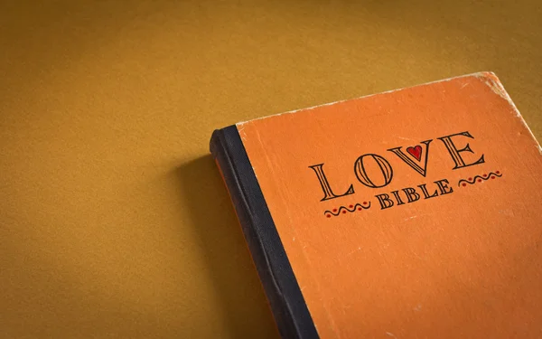 Vintage Love Bible with love commandments — Stock Photo, Image