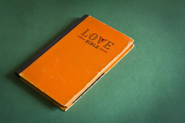 Biblia del Amor Vintage con mandamientos de amor — Foto de Stock