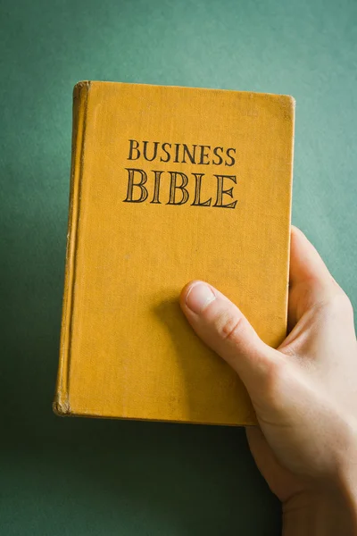 Vintage Business Bible avec des commandements et des règles d'affaires — Photo