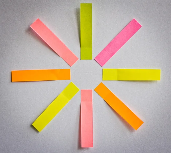 8 notas adhesivas en blanco de color en forma de sol o flor para su texto - estructura de negocio, diagrama, metas, etc. . —  Fotos de Stock
