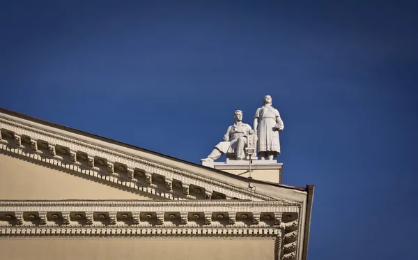 Détail du bâtiment de l'histoire avec de vieilles statues de sculpture à Moscou, Russie — Photo