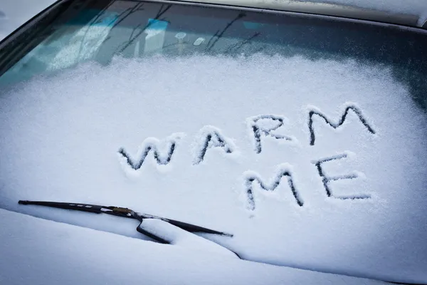Aqueça-me escrito na neve no pára-brisas do carro abaixo do limpador de pára-brisas — Fotografia de Stock