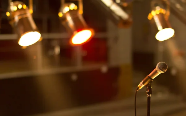 Närbild av mikrofon i konsertsal eller konferensrum — Stockfoto