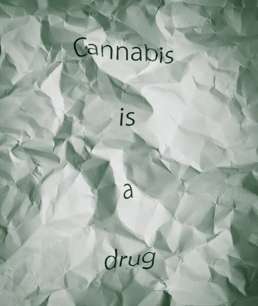 Grunge verfrommeld papier met woorden cannabis is een drug — Stok fotoğraf