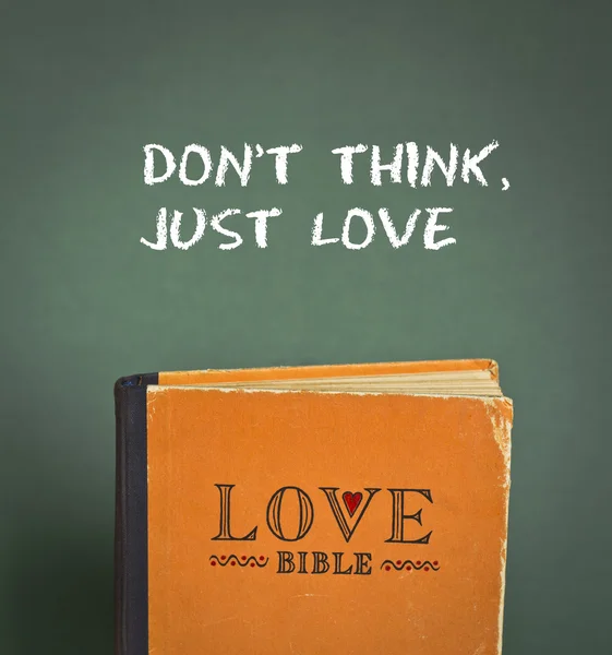 Не думай, просто люби. Любовь Библия с заповедей любви, метафор и цитат — стоковое фото