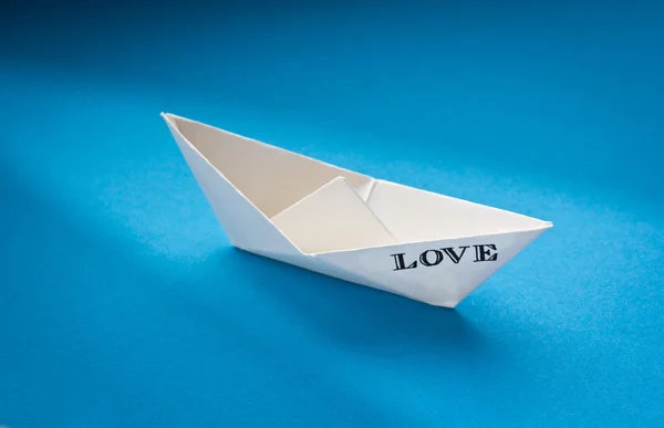 Love boat in mare aperto. Foto astratta. Concetto di amore non corrisposto, solitudine, solitudine . — Foto Stock