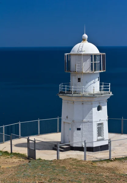 Vieux phare contre le ciel bleu en Crimée, Ukraine — Photo