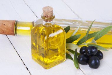 yağ şişeleri ve zeytin