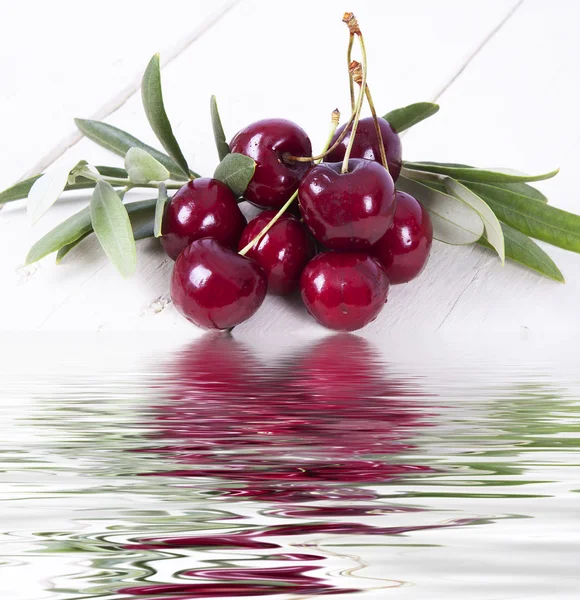 Körsbär med vatten eftertanke — Stockfoto