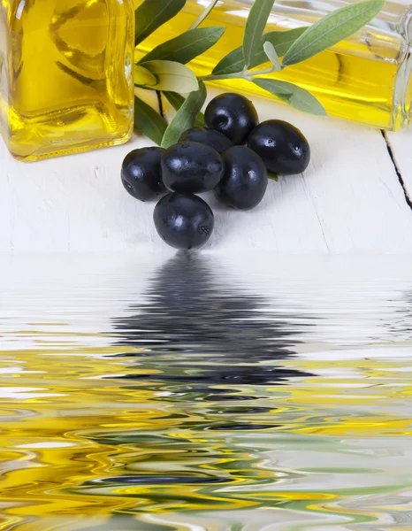 Aceite y aceitunas con reflejo de agua — Foto de Stock