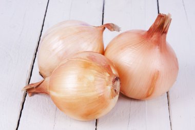 Beyaz arkaplanda izole soğanlar