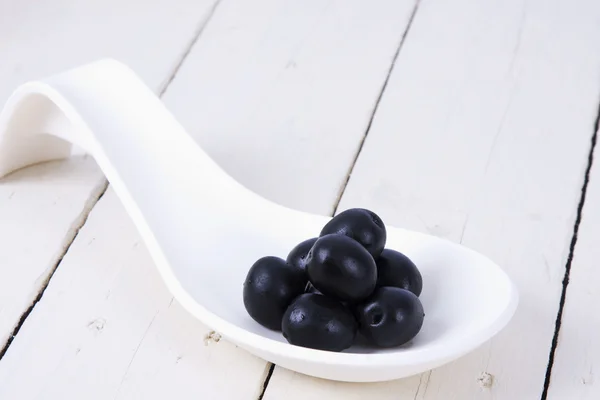 : Black olives isolated — Stockfoto