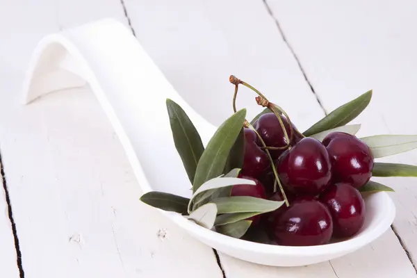 Cerejas isoladas — Fotografia de Stock