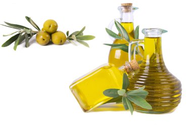 yağ şişeleri ve zeytin bileşimi