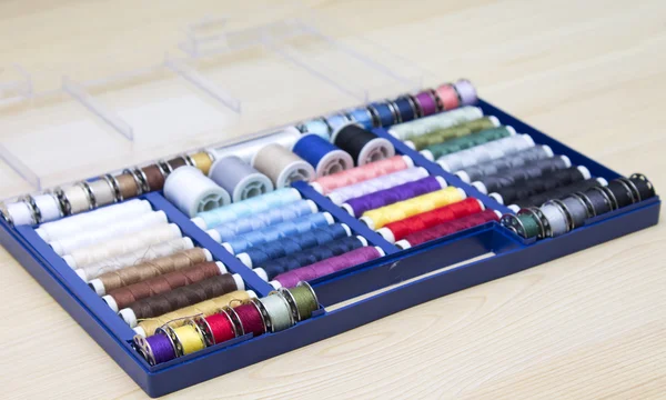 Filati colorati per cucire — Foto Stock