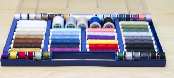 Filati colorati per cucire — Foto Stock