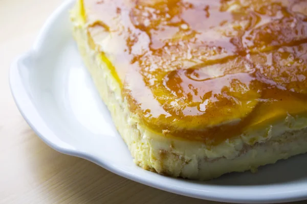 Ананасовый торт на тарелке — стоковое фото