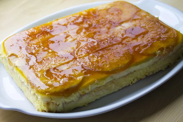 Bolo de abacaxi em uma chapa — Fotografia de Stock