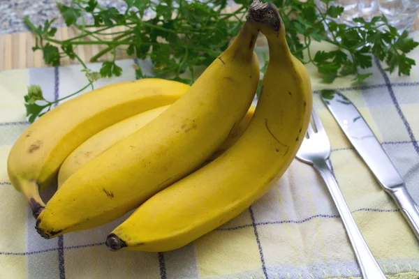 Bananer på bordet — Stockfoto