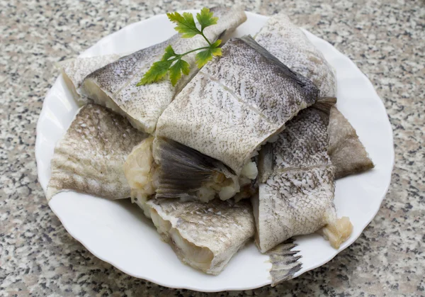 Trozos de bacalao fresco en el plato — Foto de Stock