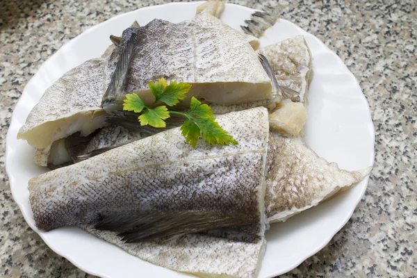 Pedaços de bacalhau fresco em prato — Fotografia de Stock