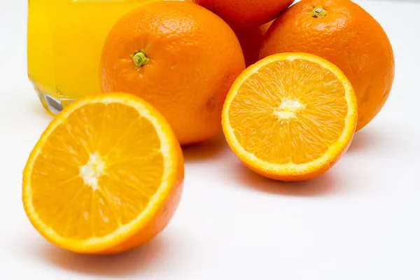 Pomerančový džus a pomeranče — Stock fotografie