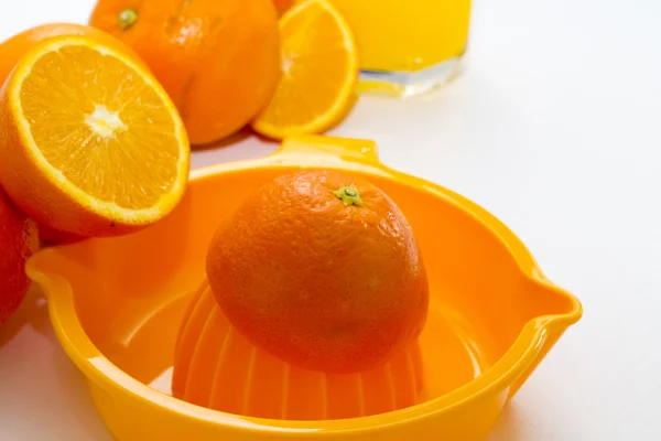 Orangensaft und Orangen — Stockfoto