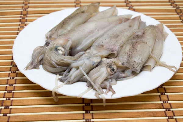 Fersk blekksprut på bordet – stockfoto