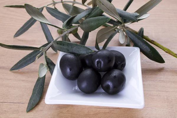 Оливки с фоном — стоковое фото