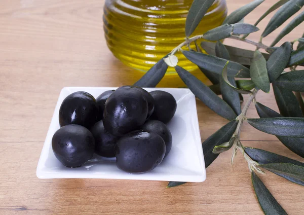 Оливки с фоном — стоковое фото