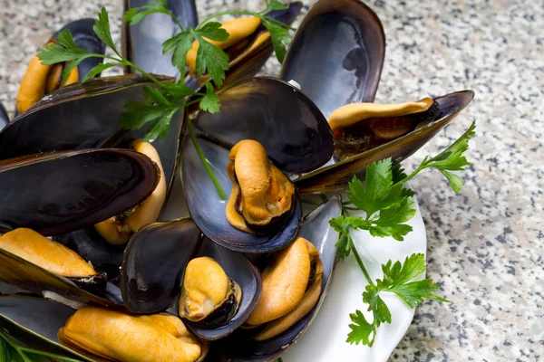 Tasty mussels with parsley — Stock Photo, Image