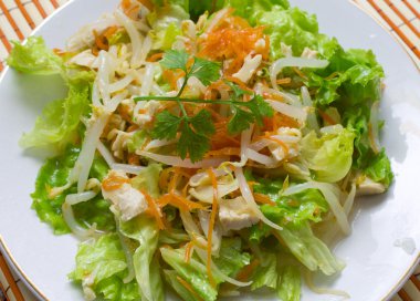 plaka üzerinde salata