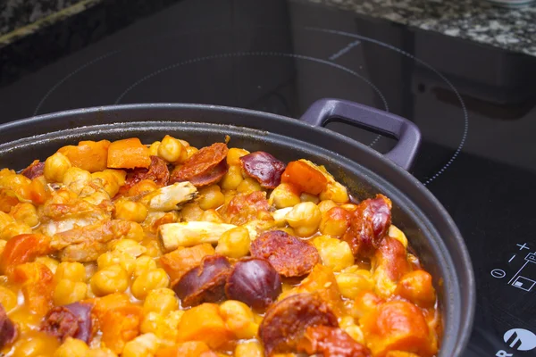 Kichererbsen mit Tomaten — Stockfoto