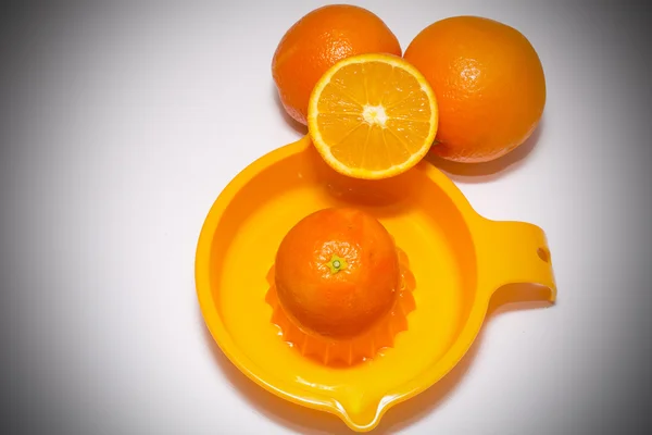 Sinaasappelen geïsoleerd — Stockfoto