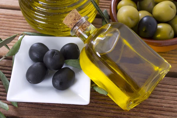 Oliven mit Holzhintergrund — Stockfoto