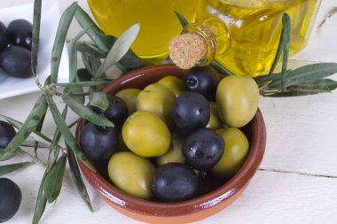 Ahşap arkaplanlı zeytinler