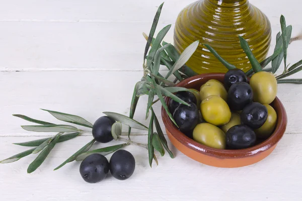 Aceitunas con fondo de madera —  Fotos de Stock