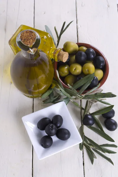 Оливки с деревянным фоном — стоковое фото