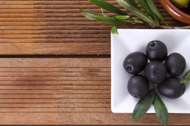 Ahşap arkaplanlı zeytinler