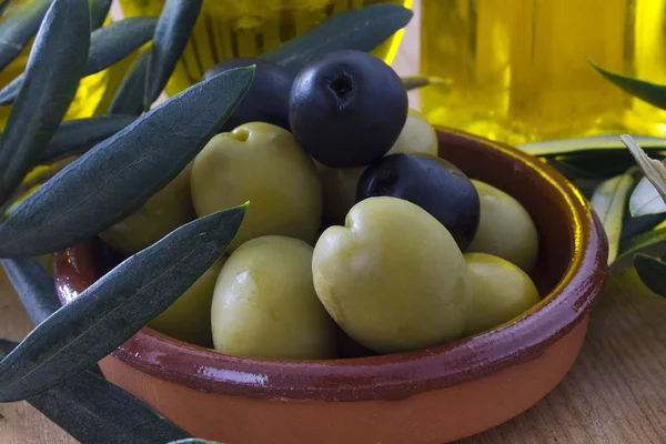 Oliven mit Holzhintergrund — Stockfoto