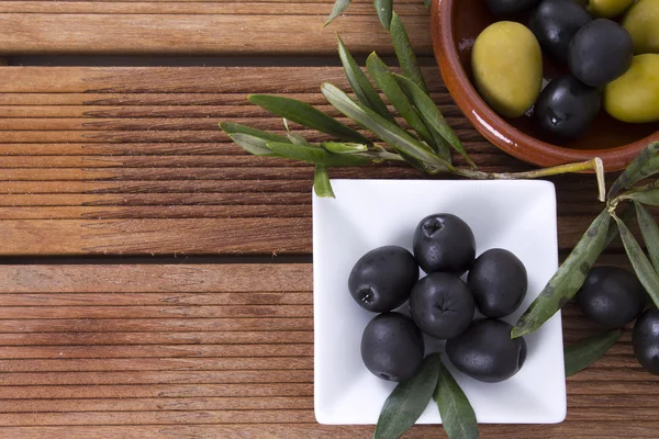 Olives with wooden background — Stock Photo, Image