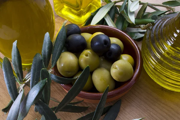 Aceitunas con fondo de madera — Foto de Stock