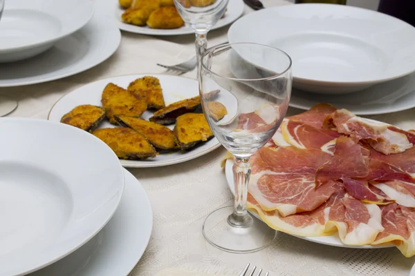 Jamón y hachís en la mesa — Foto de Stock