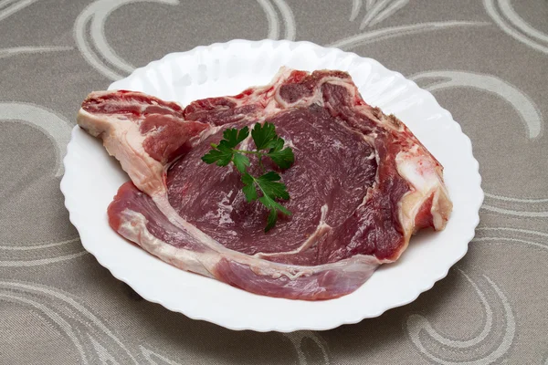 テーブルの上の新鮮な肉 — ストック写真