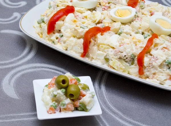 Frischer Salat mit Hintergrund — Stockfoto