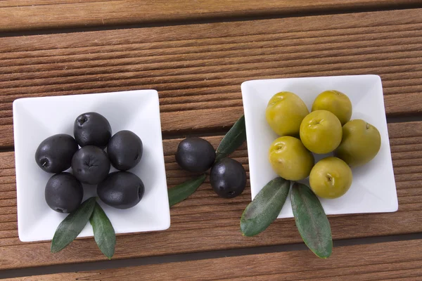 Aceitunas con fondo de madera — Foto de Stock