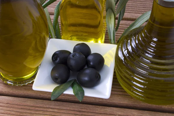 Оливки с деревянным фоном — стоковое фото