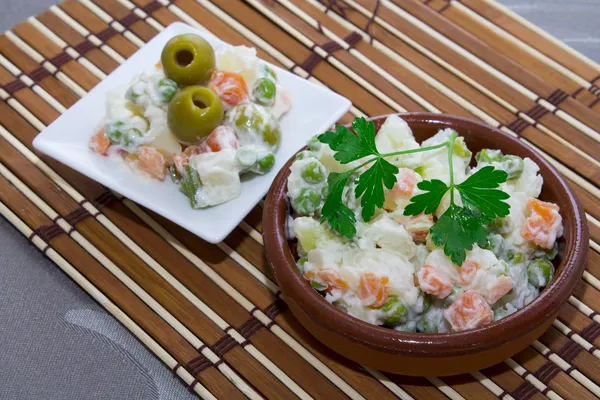 Frischer Salat mit Hintergrund — Stockfoto